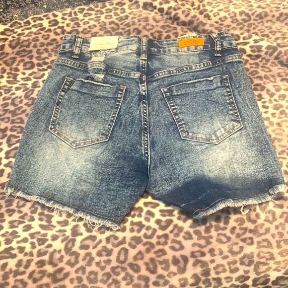 Vince Blue New York high-rise distressed shorts - Picture 3 of 4
